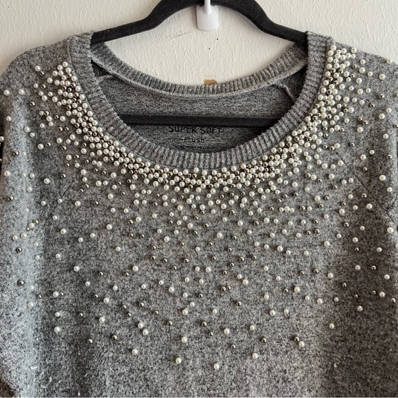 Torrid Sweater Gray w/ Pearls at Neck Super Soft Plush Crew Neck Knit Sz 1X (1) - Picture 7 of 15